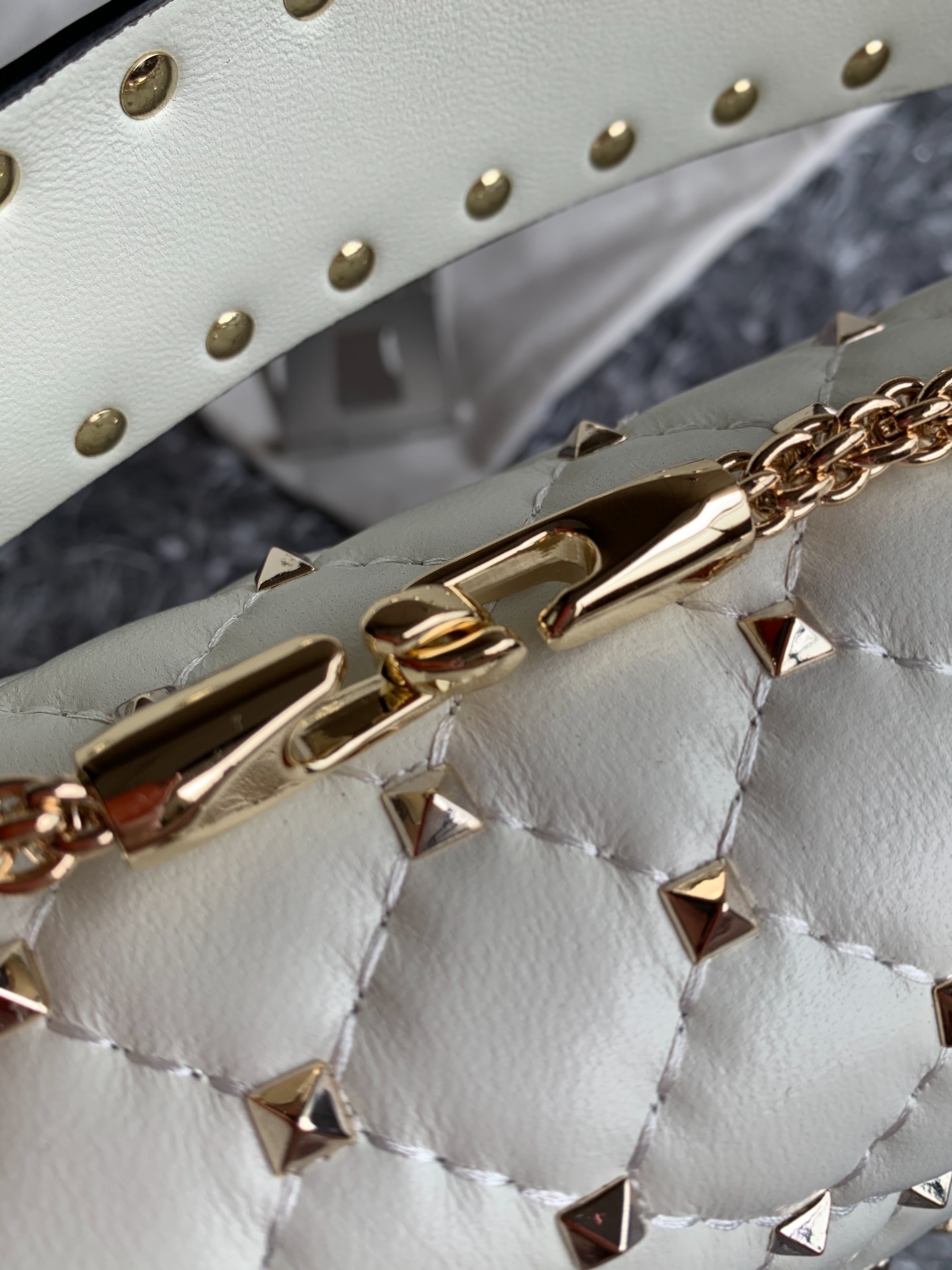 Valentino Garavani Rockstud Spike Big Chain Bag in Ivory Supple Lambskin Nappa